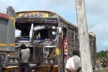 වන්දනාකරුවන් රැගත් බසයකට ඇතෙකුගෙන් ප්‍රහාරයක්