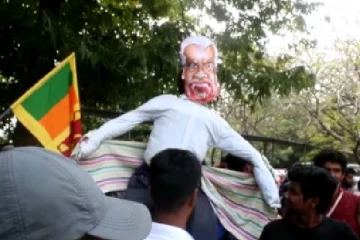 ரணிலின் உருவப்பொம்மையுடன் கொழும்பில் திரண்ட ஆர்ப்பாட்டக்காரர்கள்