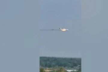 நடுவானில் தீப்பிடித்து வெடித்து சிதறிய ரஷ்ய ராணுவ விமானம்! 3 பேர் பரிதாபமாக பலி!