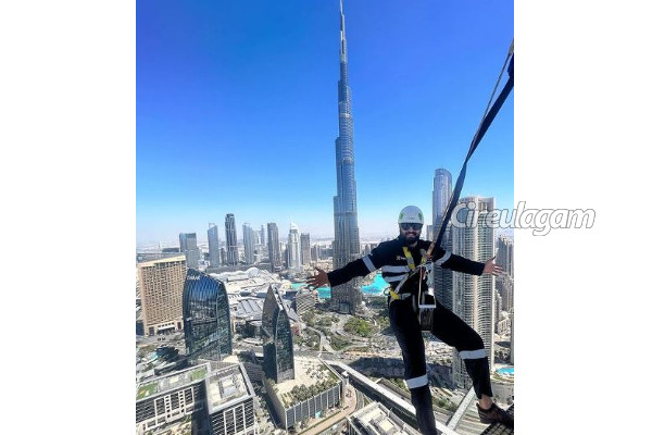 சிறுவயதில் செம கியூட்டாக இருக்கும் இந்த இளம் நடிகர் யார் என்று தெரிகிறதா?- அட இவர்தானா | Top Actor Childhood Photo With His Mother