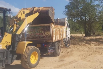 மட்டக்களப்பில் சட்ட விரோதமாக மண் அகழ்வு! (Photos)