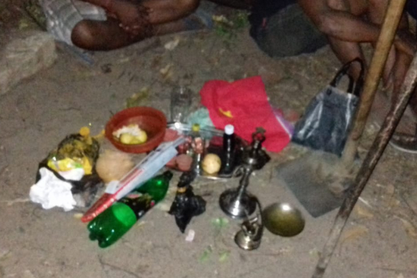 புதையல் தோண்டிய DIGயின் மனைவிக்கு பலிபீடப் பொருட்களை வழங்கிய பொலிஸார்! | Wife Of The Dig Who Dug The Treasure