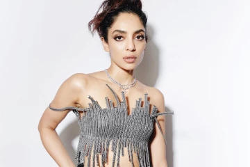 விருது விழாவுக்கு படுகிளாமராக வந்த பொன்னியின் செல்வன் நடிகை சோபிதா