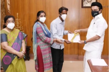தியாகராஜ பாகவதர் பேரனுக்கு நிதியுதவியை நேரில் வழங்கினார் முதல்வர் மு.க.ஸ்டாலின்!