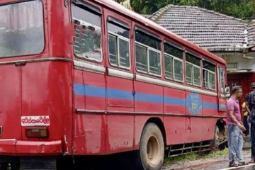 கேகாலை அவிசாவெல்ல வீதியில் பயங்கர விபத்து ; ஒருவர் வைத்தியசாலையில்