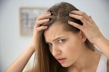 உங்களுக்கு முடி நிறைய கொட்டுவதை தடுக்க வேண்டுமா? இந்த இலையை இப்படி பயன்படுத்துங்க போதும்