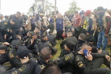 பொலிஸார் 79 பேரை பணயக் கைதிகளாக சிறைபிடிப்பு: கலவரத்தில் முடிந்த பழங்குடி மக்கள் போராட்டம்