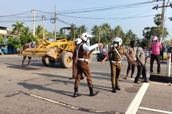 தமிழர் பகுதியில் பாடசாலை மாணவர்களுடன் விபத்தில் சிக்கிய முச்சக்கர வண்டி | Schoolchildren Involved In Accident தமிழர் பகுதியில் பாடசாலை மாணவர்களுடன் விபத்தில் சிக்கிய முச்சக்கர வண்டி | Schoolchildren Involved In Accident