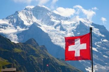 ஆல்ப்ஸ் மலைத்தொடரில்  விபத்துக்குள்ளான விமானங்கள்; 5 பேர் பலியானதாக தகவல்!