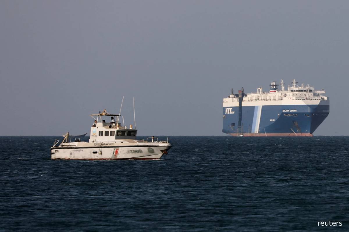 அந்த பயம்... ஒன்றரை மடங்கு அதிக தூரம் பயணித்த அமெரிக்காவின் சக்திவாய்ந்த போர்க்கப்பல் | Houthi Uss Bush Longer Route