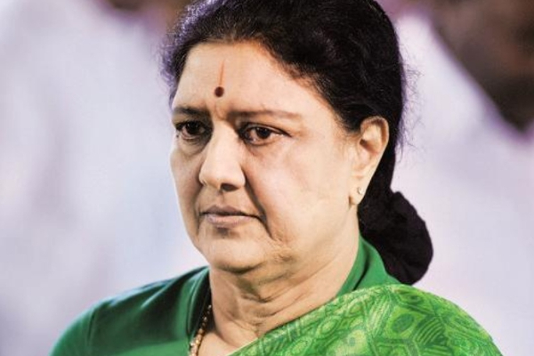 பிரதமர் மோடி வேண்டுகோள் - தனது இல்லம் முன்பு தேசியக் கொடியை ஏற்றிய வி.கே.சசிகலா..! - தமிழ்நாடு