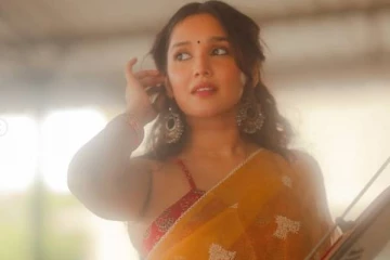 ஸ்லீவ்லஸ் சேலையில் மயக்கும் 20 வயதான அனிகா சுரேந்திரன்.. புகைப்படங்கள்..