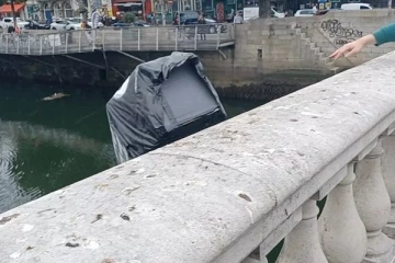 ராணியின் இறுதி சடங்கு நாளில் மன்னராட்சிக்கு எதிராக போராட்டம் -  ஆற்றில் வீசப்பட்ட சவப்பெட்டி