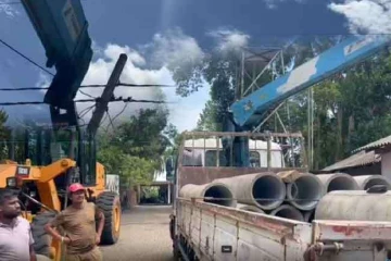 உயர் அழுத்த மின்கம்பியில் மோதிய லொறி ; காயங்களுடன் இருவர் வைத்தியசாலையில்