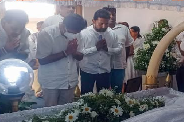 எல்ல பேருந்து விபத்தில் பலியானோருக்கு அஞ்சலி செலுத்திய அரசியல் முக்கியஸ்தர் | Political Leader Pays Tribute To Ella Accident