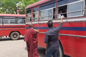 ‘‘பஞ்சத்தின் தந்தைக்கும் மத்திய வங்கி திருடனுக்கும் மேலும் இடமளிப்பதா’’ யாழில் துண்டுப்பிரசுரங்கள் விநியோகம் (PHOTOS)