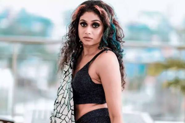 மேலாடை இல்லாமல் நகை வைத்து மறைத்து போட்டோ ஷுட் நடத்திய நாயகி- வைரலாகும் போட்டோ ஷுட்