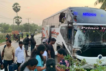 கொழும்பில் இருந்து யாழ் சென்ற அதிசொகுசு பேருந்து கோர விபத்து