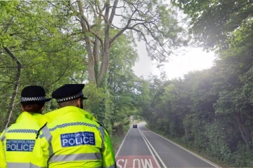 சாலையில் இருந்து விலகி மரத்தில் மோதிய கார்: பிரித்தானியாவில் 4 பேருக்கு நேர்ந்த பரிதாபம்