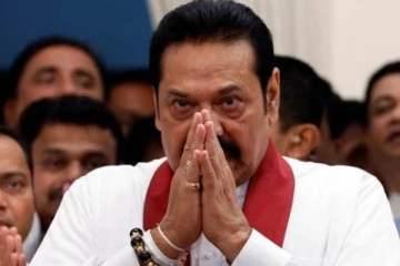 பட்டாசுகளுடன் காத்திருக்கும் மக்கள்! மஹிந்தவிற்கு ஏற்பட்ட துர்ப்பாக்கிய நிலை