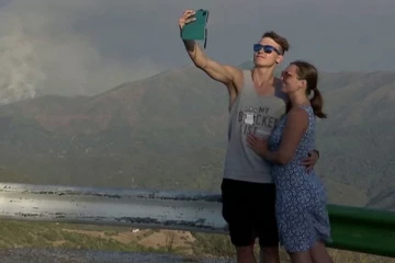 கபளீகரம் செய்யும் காட்டுத்தீயிலும் மக்களை விட்டகலாத  செல்பி மோகம்