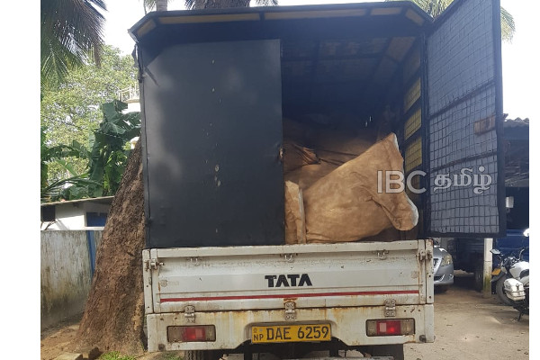 யாழ் - மானிப்பாயில் சட்டவிரோதமாக மஞ்சள் கடத்திய இருவர் கைது | Illegally Smuggling Turmeric Jaffna Manipai யாழ் - மானிப்பாயில் சட்டவிரோதமாக மஞ்சள் கடத்திய இருவர் கைது | Illegally Smuggling Turmeric Jaffna Manipai