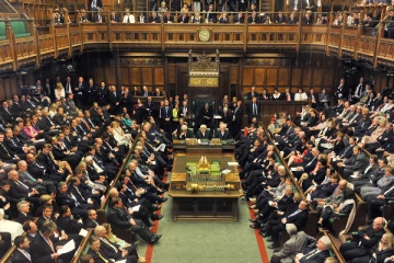 பிரித்தானிய நாடாளுமன்றத்தில் திடீரென கூச்சலிட்ட ஆர்ப்பாட்டக்காரர்களால் பரபரப்பு!