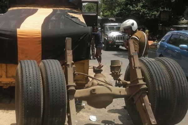 ஒரே நேரத்தில் மோதி விபத்துக்குள்ளான 5 வாகனங்கள் | Five Vehicles Involved In One Time Crash