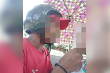 තරුණියකගේ සූක්ෂම සෙල්ෆි ඡායාරූපයෙන් පොලිසිය දෙදෙනෙක් කොටුකර ගනී..