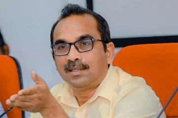 சபாநாயகரை கடும் தொனியில் விமர்சித்த அவை தலைவர்