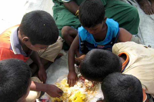 உணவுப் பற்றாக்குறை - எம்பிக்களின் வாயிற்கதவை தட்டும் மக்கள் | Food Shortages People Knocking On Mps Doors
