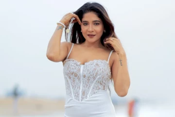 சாக்ஷி அகர்வால் கடற்கரையில் வேற லெவல் கிளாமர் போட்டோஷூட்