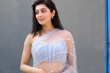 ட்ரான்ஸ்பரென்ட் சேலையில் செம ஹாட் பிரணிதா