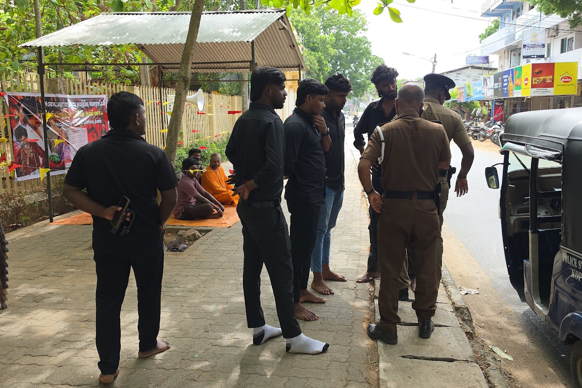 யாழ்.பல்கலை முன் உணவுதவிர்ப்பு போராட்டம்; பொலிஸார் மாணவர்கள் முரண்பாடு! | Hunger Strike In Front Of Jaffna University Police யாழ்.பல்கலை முன் உணவுதவிர்ப்பு போராட்டம்; பொலிஸார் மாணவர்கள் முரண்பாடு! | Hunger Strike In Front Of Jaffna University Police