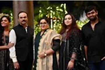 நடிகை ராதாவுக்கு இவ்வளவு பெரிய மகனா? ஹீரோக்களையும் அடித்து தூக்கிடும் பேரழகு! காட்டுத் தீயாய் பரவும் குடும்பப் புகைப்படம்