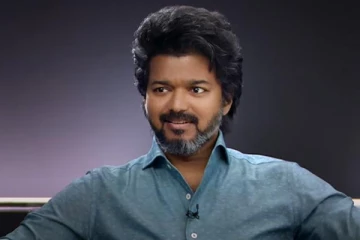 கூலிங் கிளாஸ் போட்டு செம ஸ்டைலாக தாய், தந்தை, தங்கையுடன் போஸ் கொடுத்த விஜய்.. புகைப்படத்தை பாருங்க