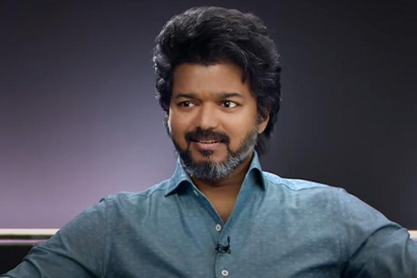 கூலிங் கிளாஸ் போட்டு செம ஸ்டைலாக தாய், தந்தை, தங்கையுடன் போஸ் கொடுத்த விஜய்.. புகைப்படத்தை பாருங்க