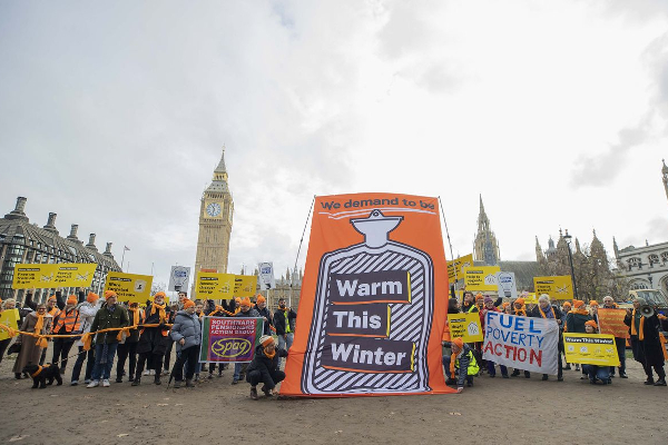 உறை பனி உயிரிழப்பை தடுக்க பிரித்தானியாவில் பாரிய ஆர்ப்பாட்டம் | Crisis Of Fuel Poverty Uk Protest People
