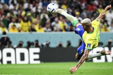 FIFA உலகக்கோப்பையில் அந்தரத்தில் பறந்து கோல் அடித்த வீரர்! இரண்டு கோல்கள் அடித்து மிரட்டல்..வைரலாகும் வீடியோ