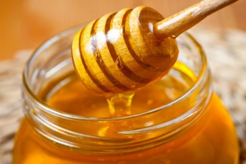 அளவுக்கு அதிகமாக தேன் எடுத்து கொண்டால் என்ன பக்கவிளைவுகள் ஏற்படும் தெரியுமா?