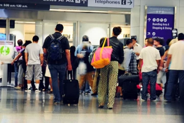 கட்டுநாயக்க விமான நிலையத்தில் சிக்கிய ஐவர்