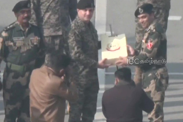 exchanged-sweets-with-pakistan-wagah-border