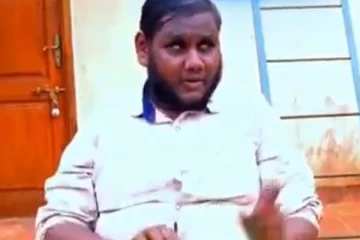 'பொன்னி நதி பாக்கணும்' பாடலை பிளாஸ்டிக் குடத்தில் தாளம் போட்டபடி பாடி அசத்திய திருமூர்த்தி