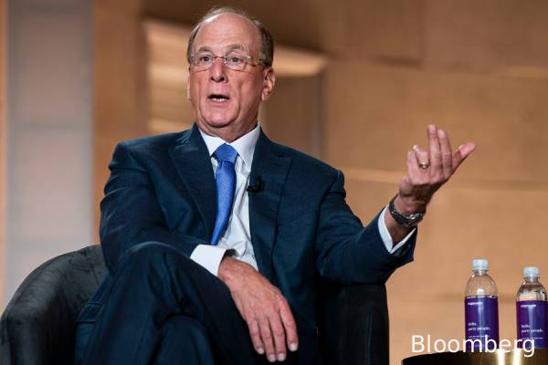 பாதி அமெரிக்காவை வாங்கும் அளவிற்கு செல்வம் - யார் இந்த லாரி ஃபிங்க்? | Who Is Larryfink Manage Half Of Asset Equal Us Gdp