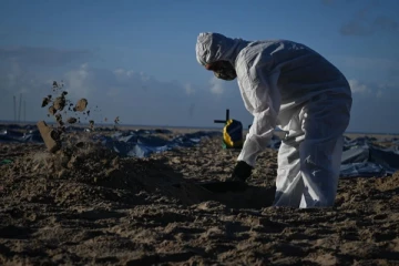 மயானங்களில் இடம் இல்லை... தெருக்களில் புதைக்கப்படும் சடலங்கள்: நாளுக்கும் எகிறும் பலி எண்ணிக்கை