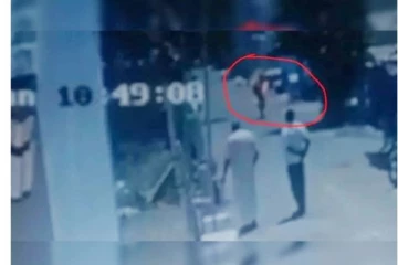 தீக்குளித்து சாலையில் ஓடிய நபர்; நெஞ்சை பதைபதைக்கும் சிசிடிவி காட்சிகள்! நடந்தது என்ன?