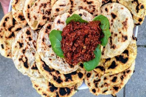 மெது மெதுவென பொல் ரொட்டி- சீனி சம்பல்- ஸ்ரீலங்கா ஸ்டைலில் செய்வது எப்படி? | Sri Lankan Style Pol Roti And Seeni Sambol Recipe மெது மெதுவென பொல் ரொட்டி- சீனி சம்பல்- ஸ்ரீலங்கா ஸ்டைலில் செய்வது எப்படி? | Sri Lankan Style Pol Roti And Seeni Sambol Recipe