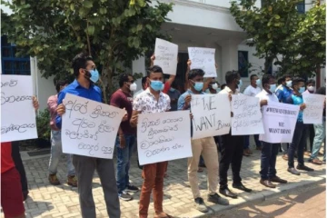 භානුක රාජපක්ෂ ඉල්ලා ක්‍රිකට් ලෝලීන් පාරට බසී.. පවතින උණුසුම මෙන්න..VIDEO  /PHOTOS)