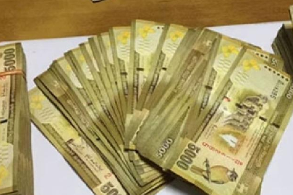 முச்சக்கரவண்டியில் தவறவிடப்பட்ட 98,000 ரூபாய் ; பெண்ணின் நெகிழ்ச்சி செயல்! | 98 000 Rupees Missed In Tricycle Elastic Action