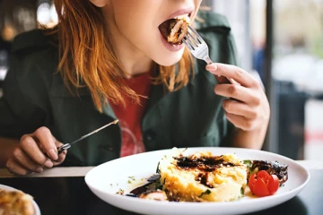 இரவு உணவை 8 மணிக்கு முன்னாடி சாப்பிட்டால் உடம்பில் ஏற்படும் மாற்றங்கள் என்ன தெரியுமா?